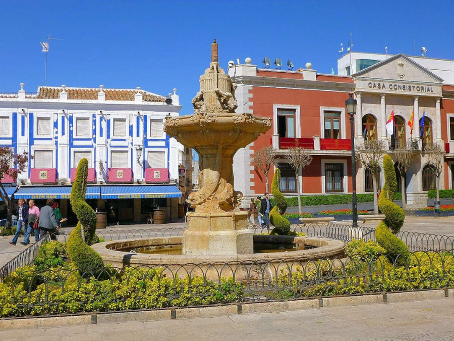 Fuente y ayuntamiento de Valdepeñas