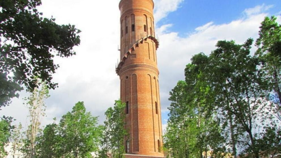 La Torre de les Aigües, al final del paseo, es un vestigio industrial reconvertido en espacio cultural