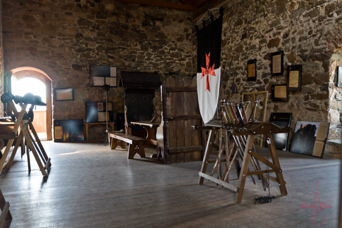 Sala de Interpretación del castillo de Cornatel con espadas medievales y templarias y objetos medievales