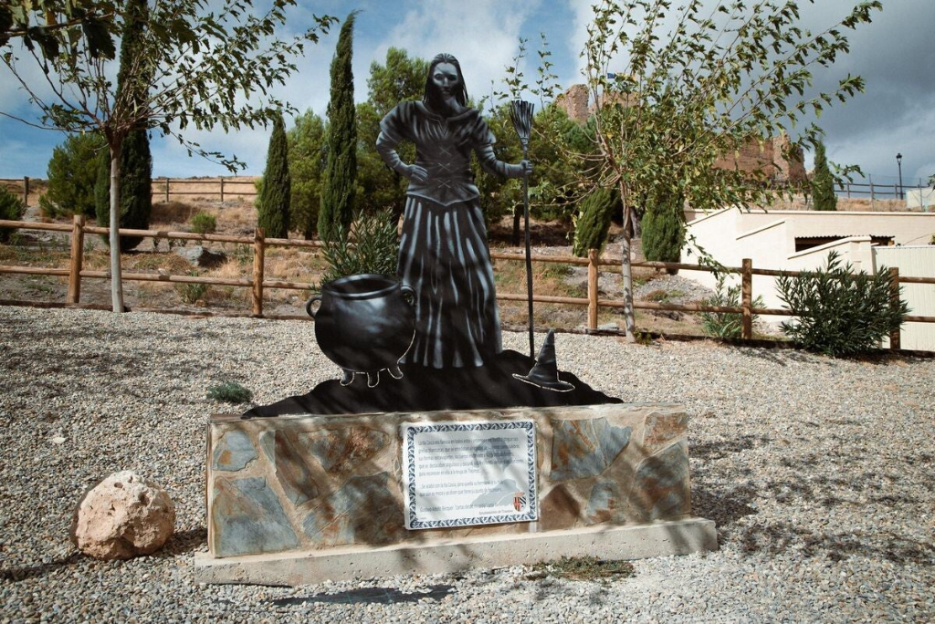 Escultura de una Bruja en Trasmoz