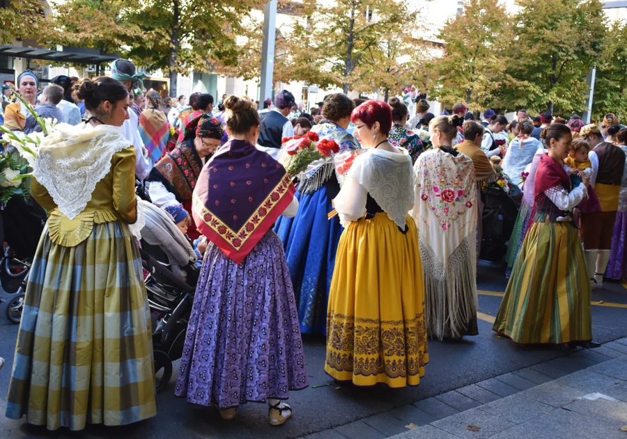 Mujeres vestidas con el traje regional de zaragoza