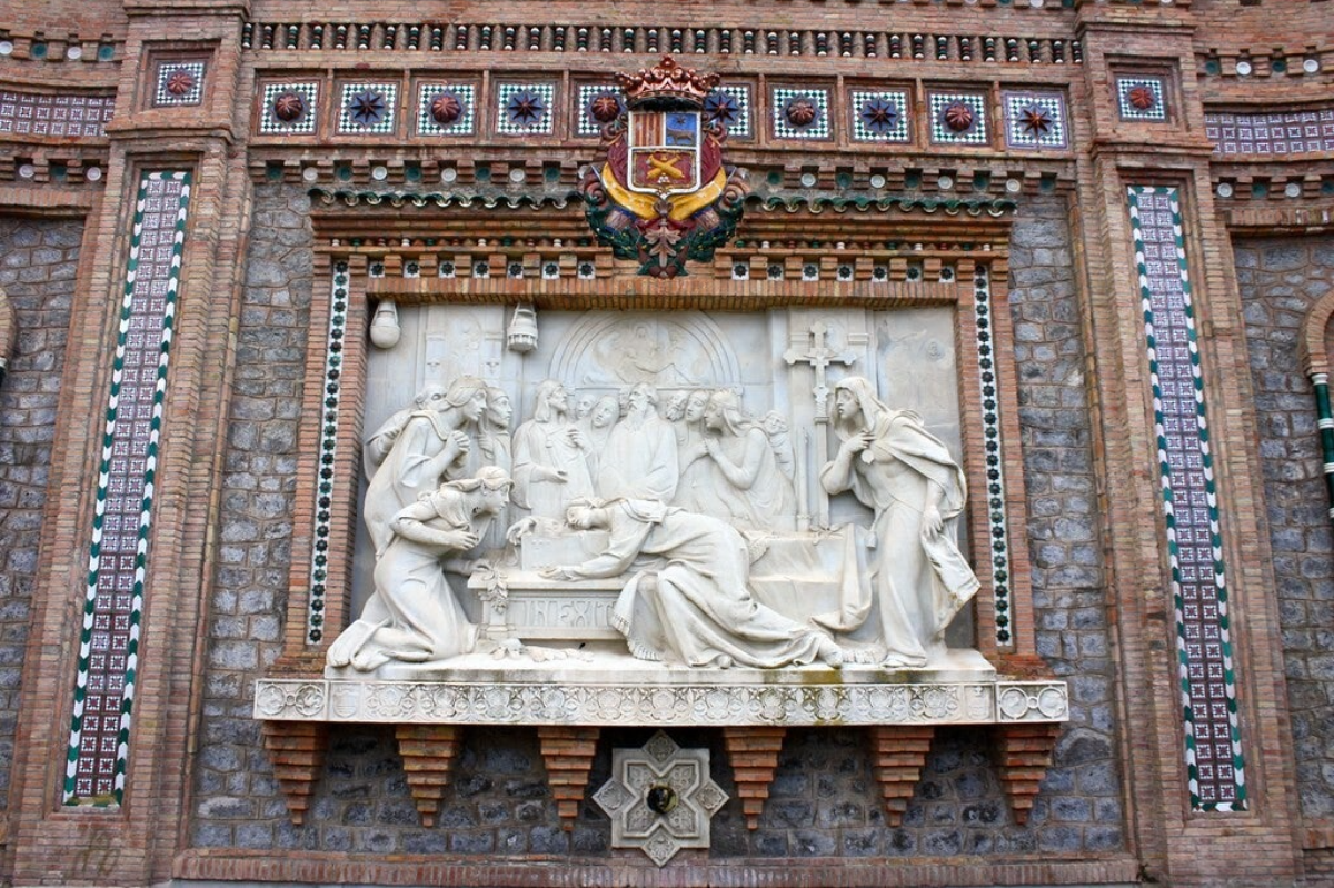 El relieve del amor eterno, escalinata del Oválo, Teruel