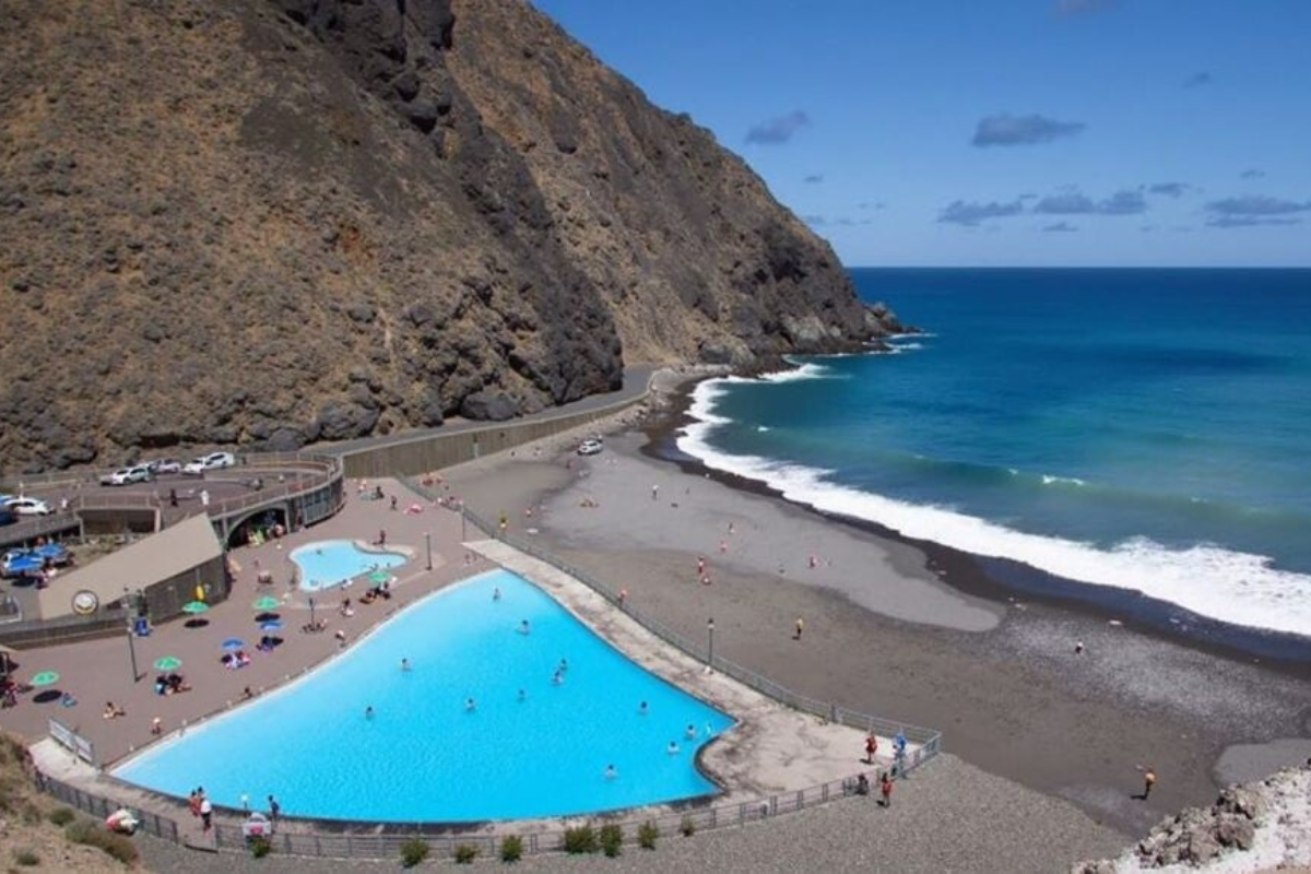 Playa de Vallehermoso: la playa donde el mar ruge contra la roca