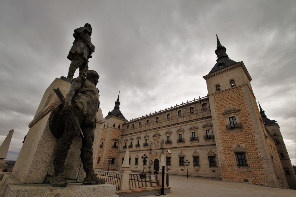 Vistas de Alcazar de Toledo y escultura soldado