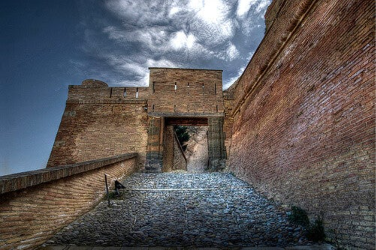 Rampa de subida al castillo Templario de Monzón 