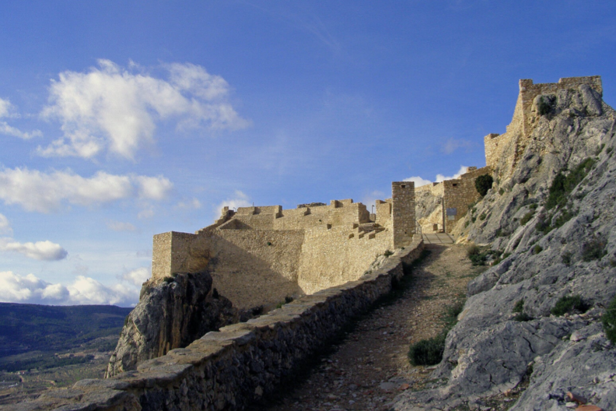 vista de la subida al porton del Castillo de Castellote