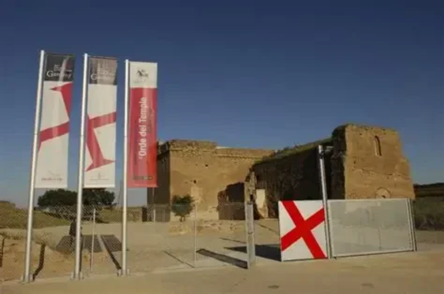 Banderas Templarias en Exposición en el exterior del castillo de Gardeny - Lleida