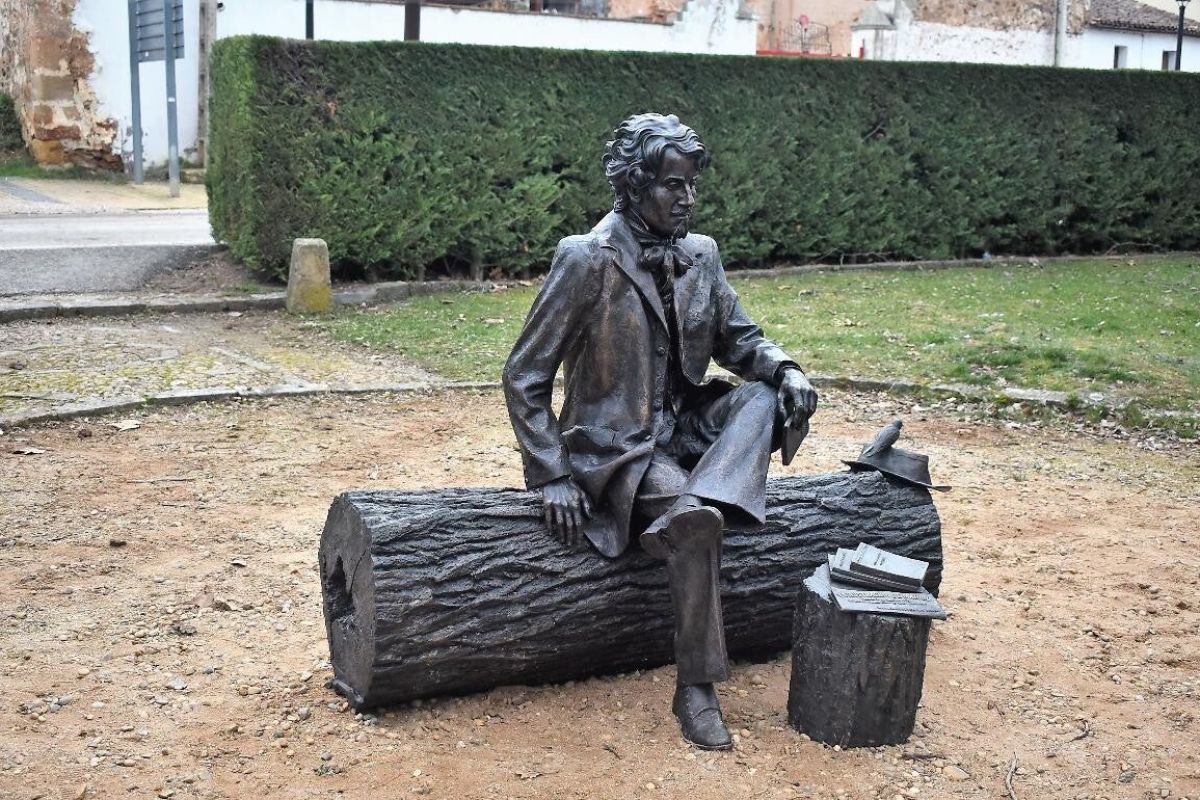 Escultura de Bequer a la entrada del Monte de la Ánimas de Soria