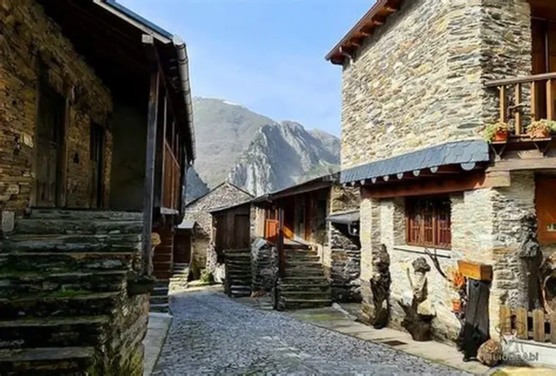 Peñalba de Santiago: corazón espiritual del Valle del Silencio