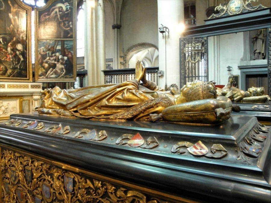 Tumbas ducales: Carlos el Temerario y María de Borgoña están representados con gran detalle, incluyendo la Orden del Toisón de Oro., Brujas