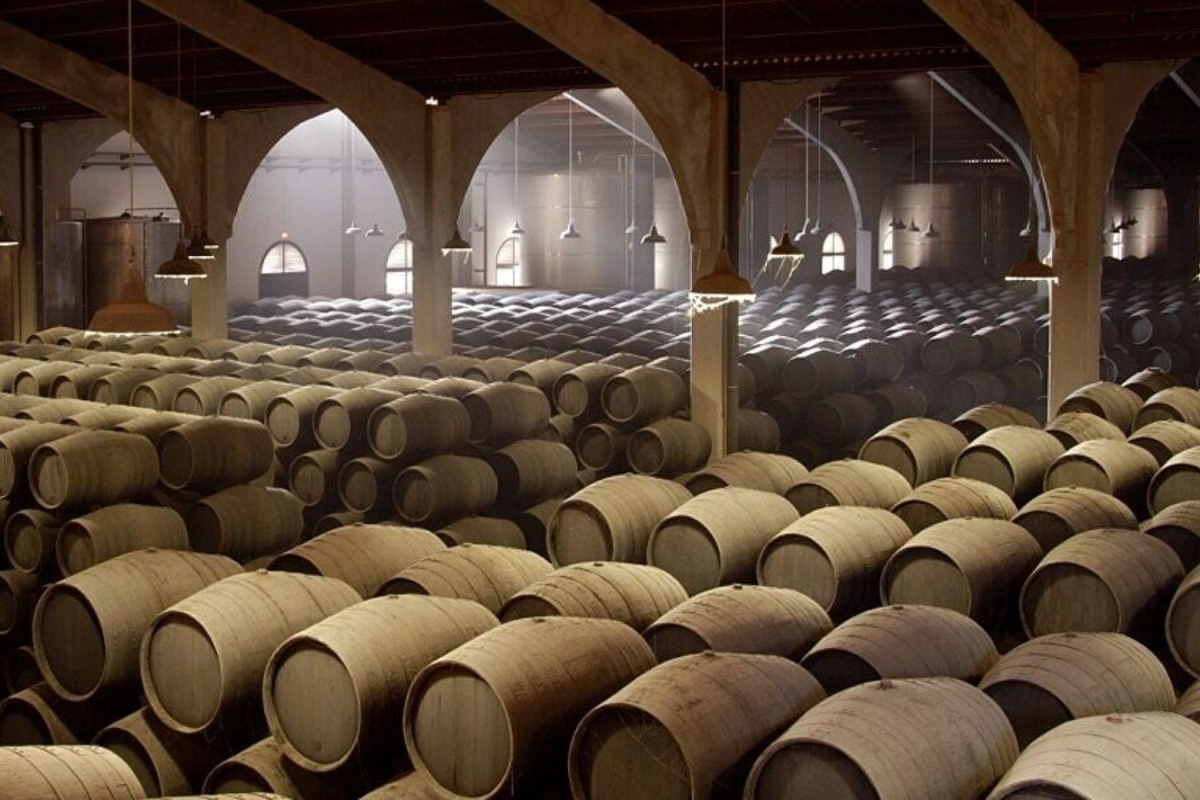 Bodega llena de barriles con vino de jerez