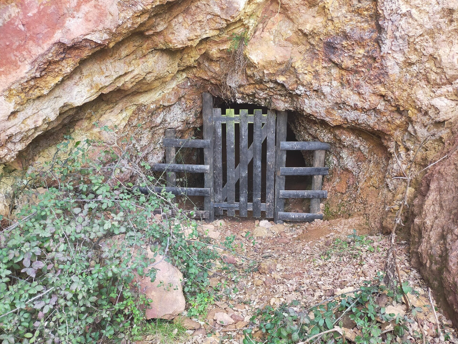 Entrada a una cueva de Atapuerca cerrada con unos tablones de madera