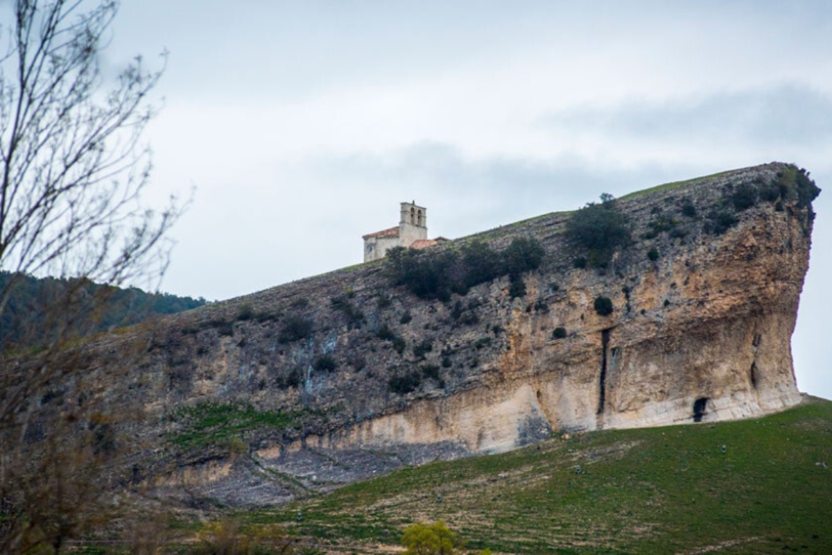 Ermita de San Pantaleón de Losa: arte, misterio y leyenda sobre la Peña Colorada