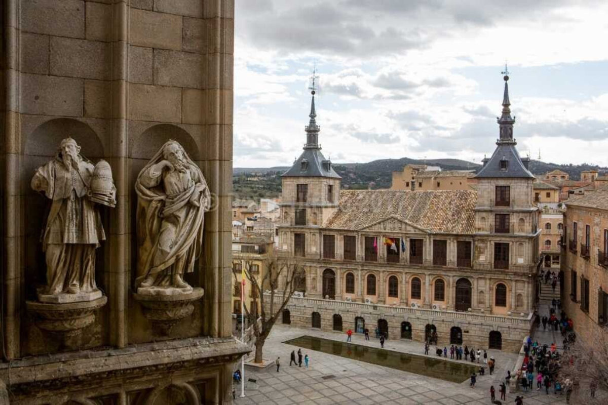 Detalle catedral de Toledo y vista de la Plaza