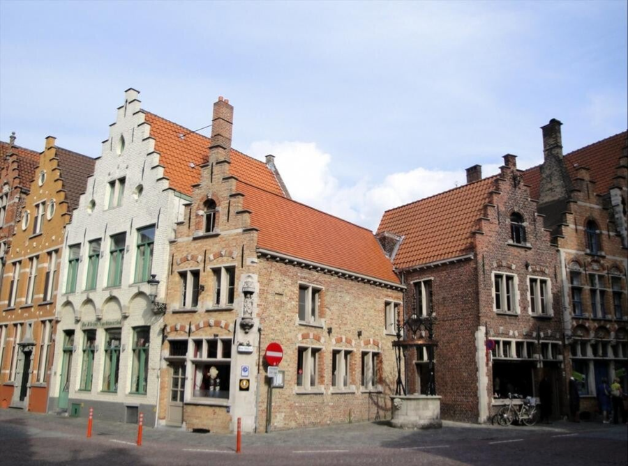 Sint-Jakobsstraat: elegancia discreta entre ladrillos flamencos
