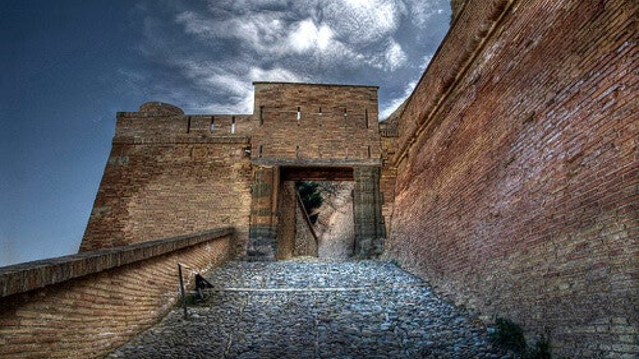 Rampa de subida al castillo Templario de Monzón