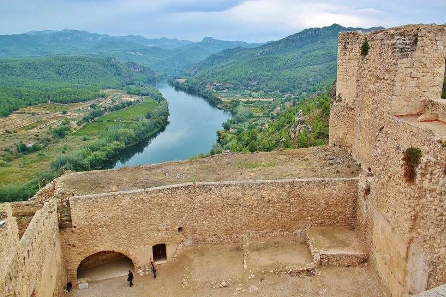 Vista Patio de Armas Castillo Templario Miravet desde la Torre de Sangre