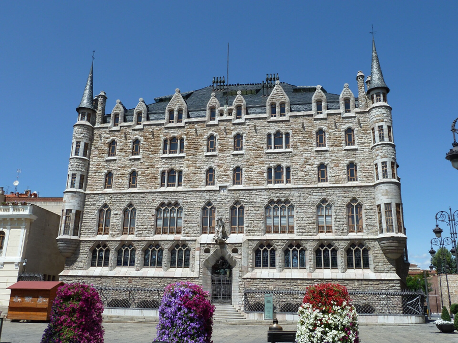 Casa Botines: El castillo modernista de Gaudí en León