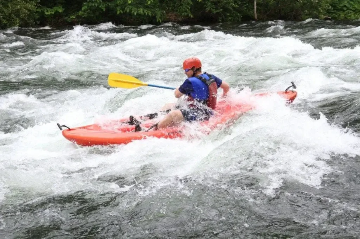 canoa por los rapidos del descenso del sella