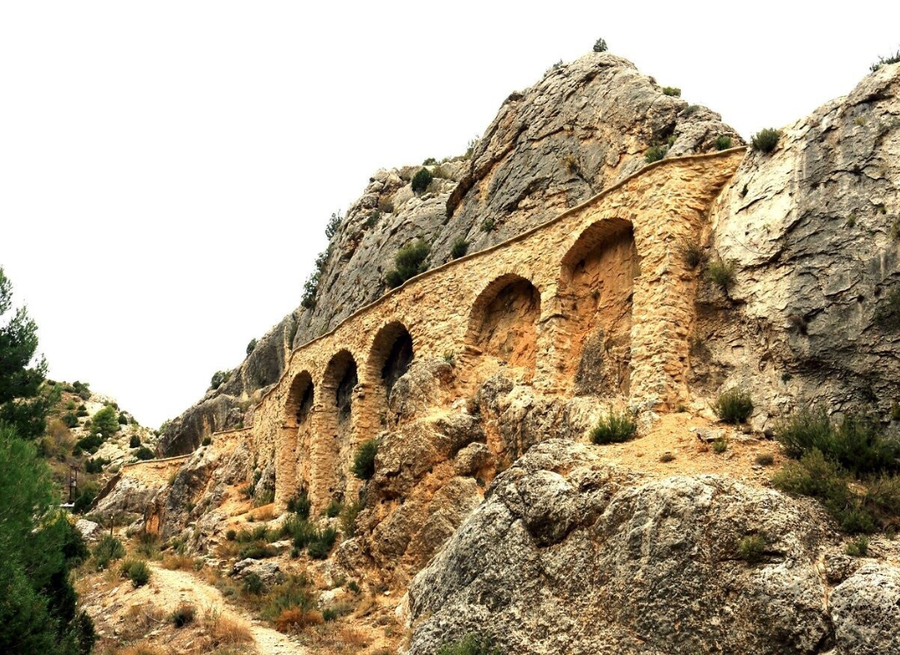 vista de ruinas del castillo de Castellote integradas en la montaña