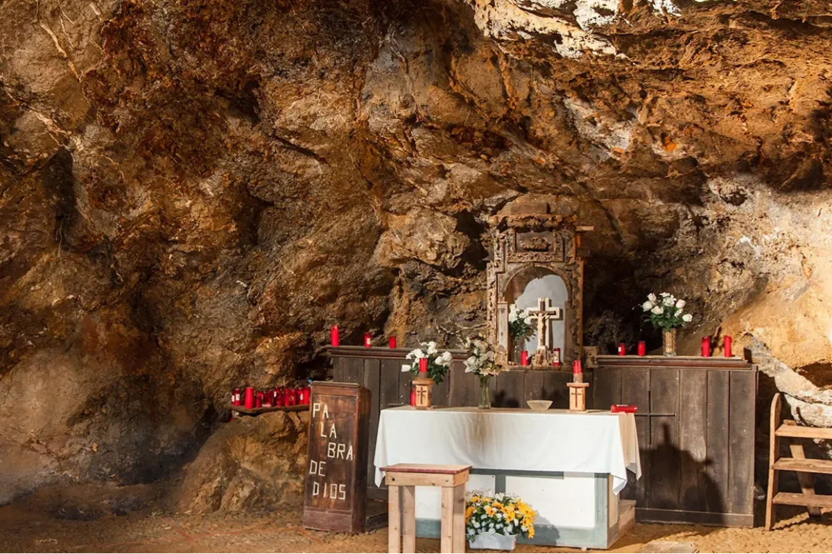 Interior Ermita de Santa Justa. Cantabria