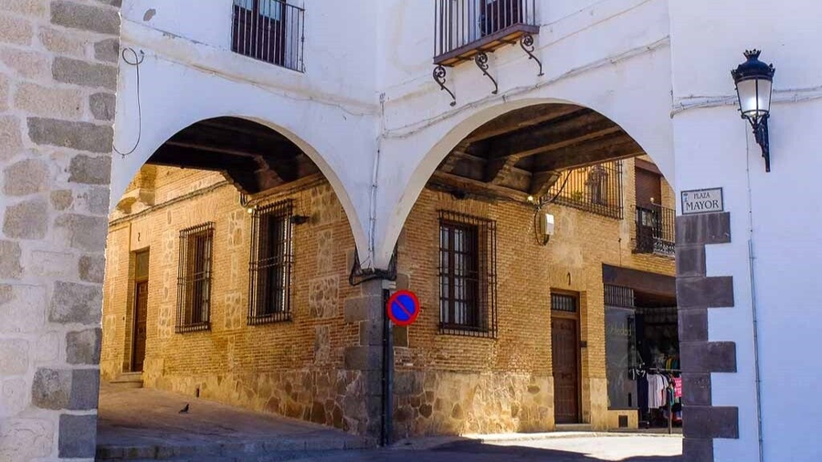 Arcos de entrada a calles de la Puebla de Montalbán Toledo