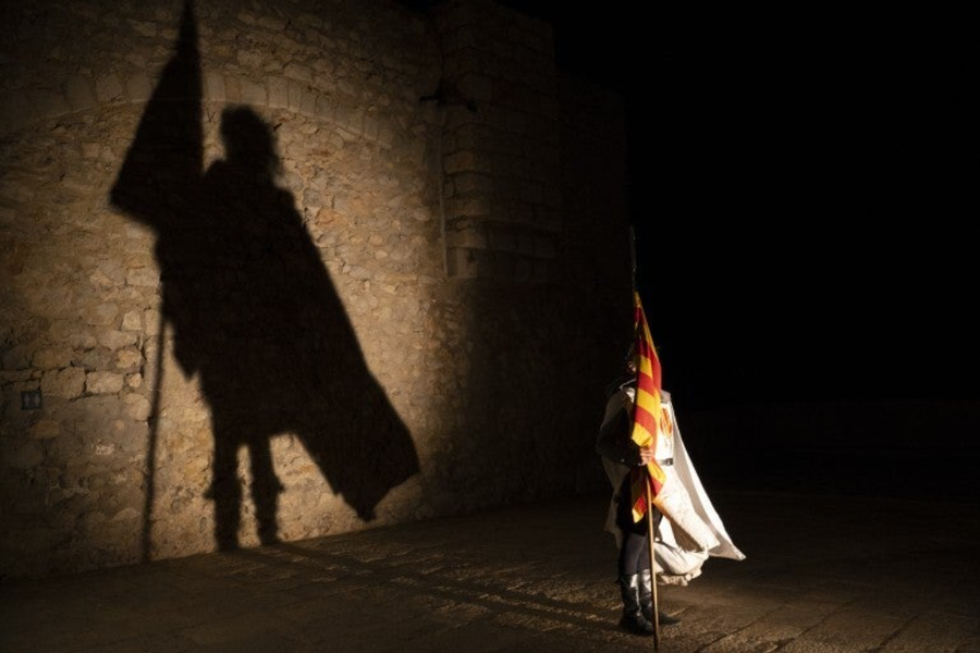 Representación Teatral en el Castillo del Papa Luna, un Templario con Bandera de Castilla