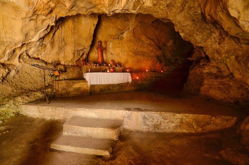 Cueva de San Genadio: retiro espiritual en el Valle del Silencio