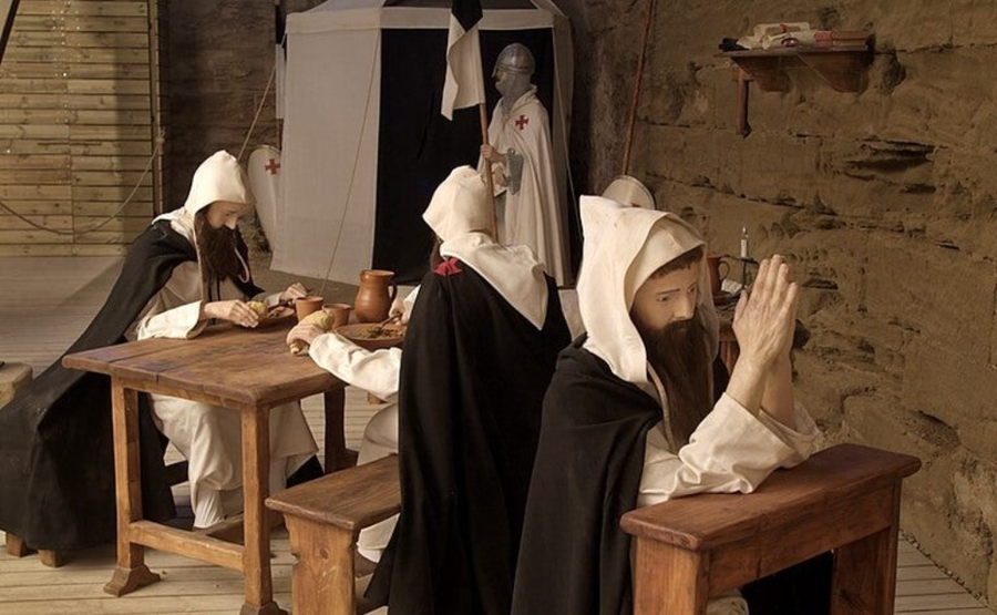 figuras simuladas de monjes templarios en el castillos de gardeny