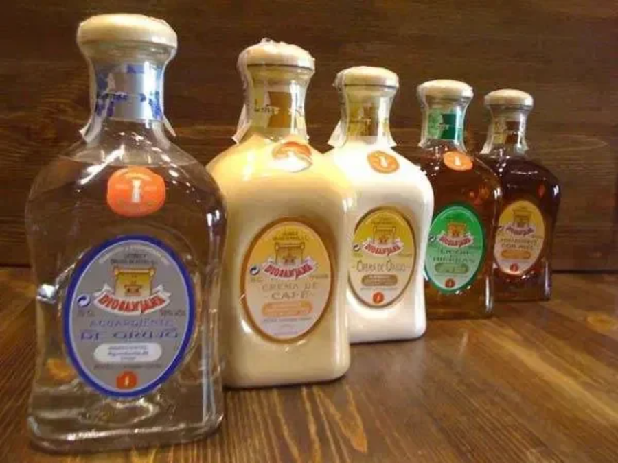 distintas botellas de orujo