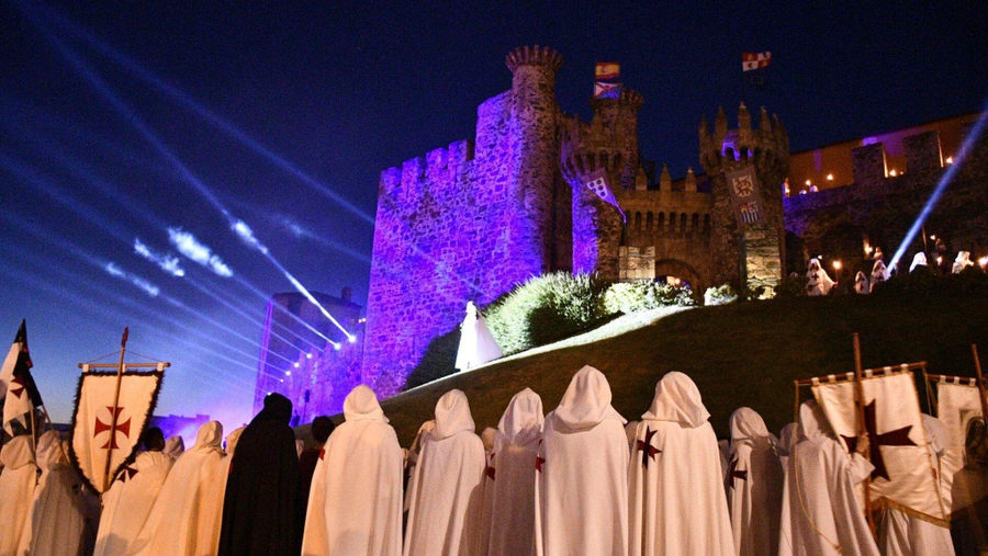 desfile Templario y Fuegos Artificiales en el castillo de Ponferrada