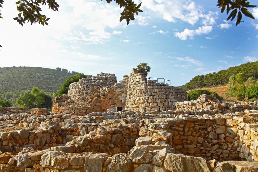 Nuraghe Palmavera: arquitectura nurágica con vistas al mar