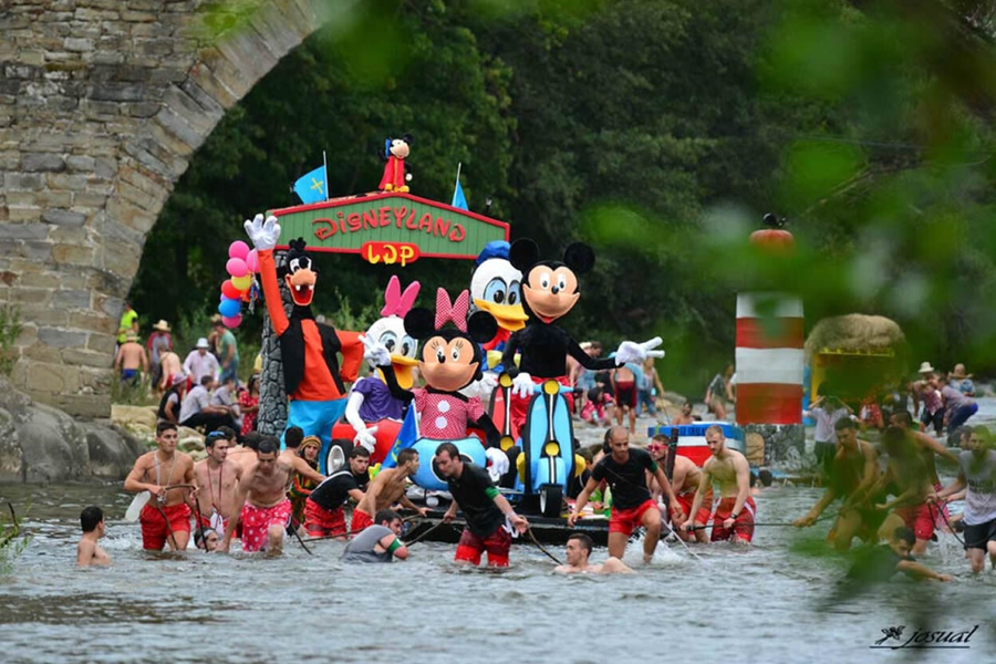 Un grupo de muñecos disney en el descenso del nalón