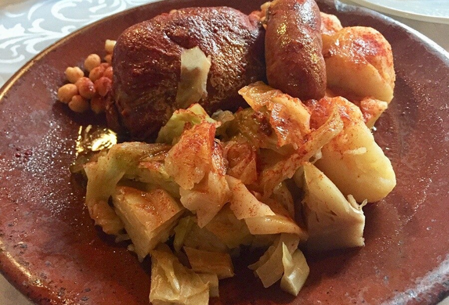 Botillo del Bierzo: el rey de la cocina berciana. Embutido de costilla y rabo de cerdo, adobado con pimentón, ajo y sal, cocido lentamente y servido con repollo, cachelos y choriz