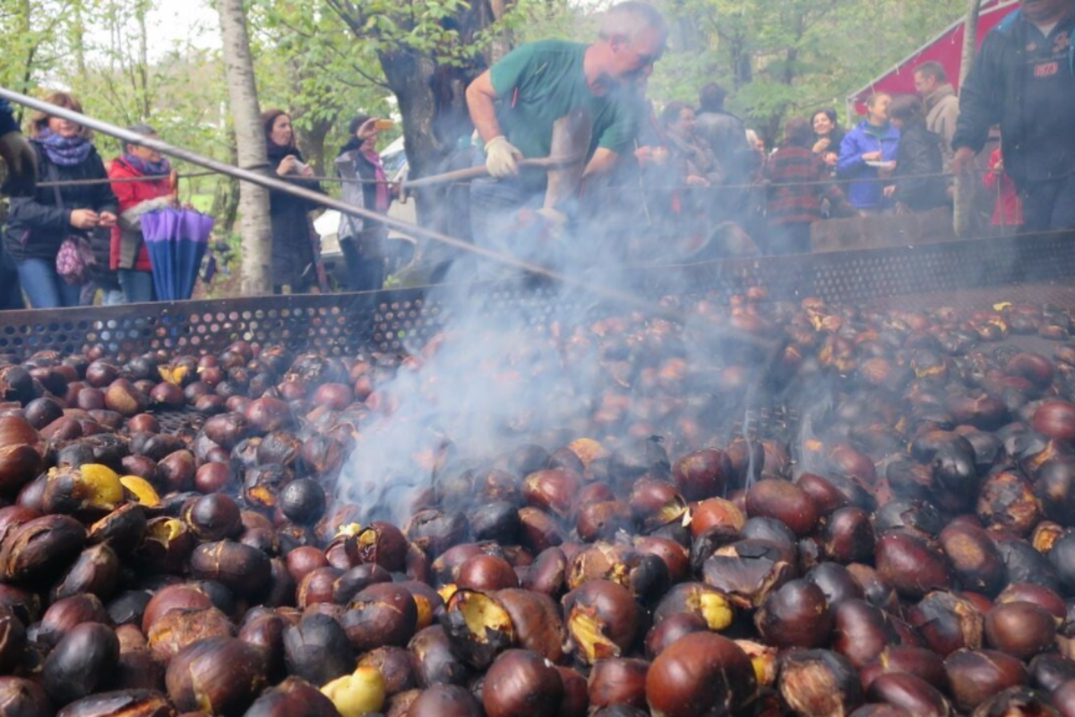 Asando castañas en la fiesta del Magosto