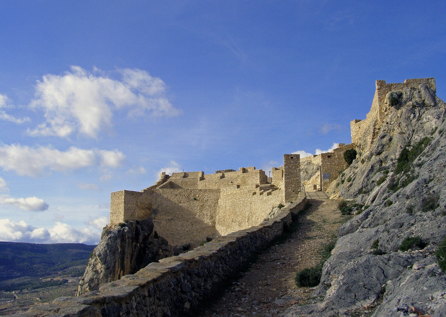 vista de la subida al porton del Castillo de Castellote