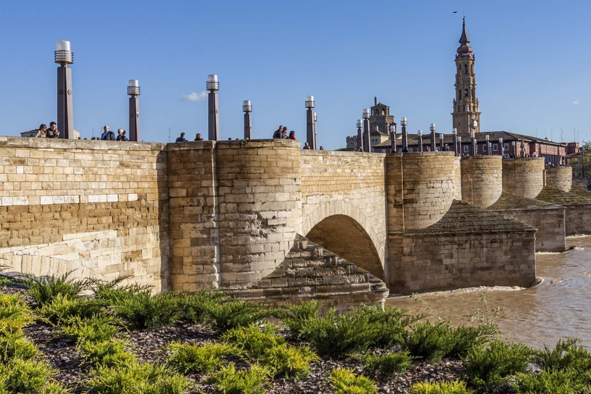 Puente de Piedra y Balcón de San Lázaro