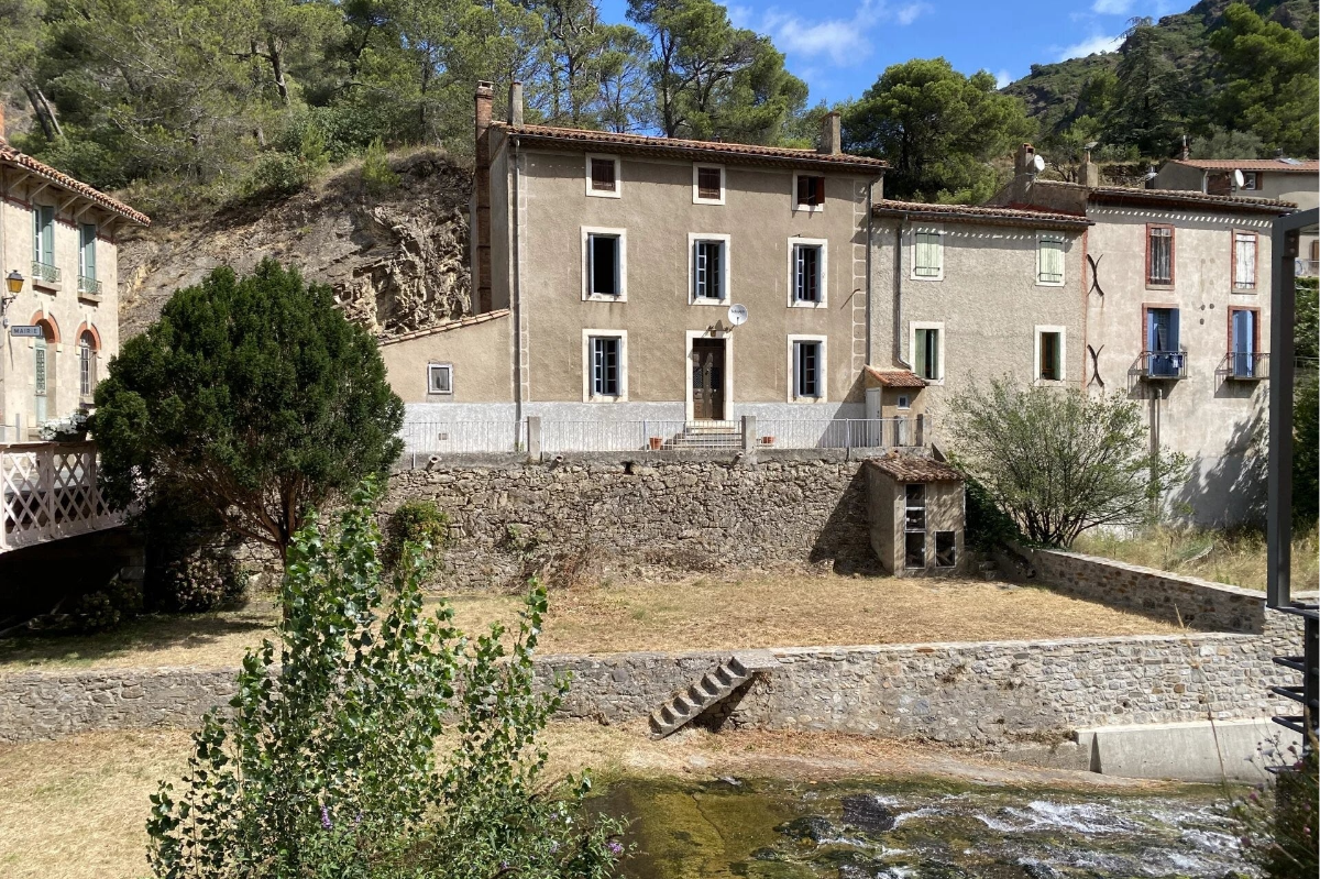 Lastours — El pueblo que da nombre al enclave