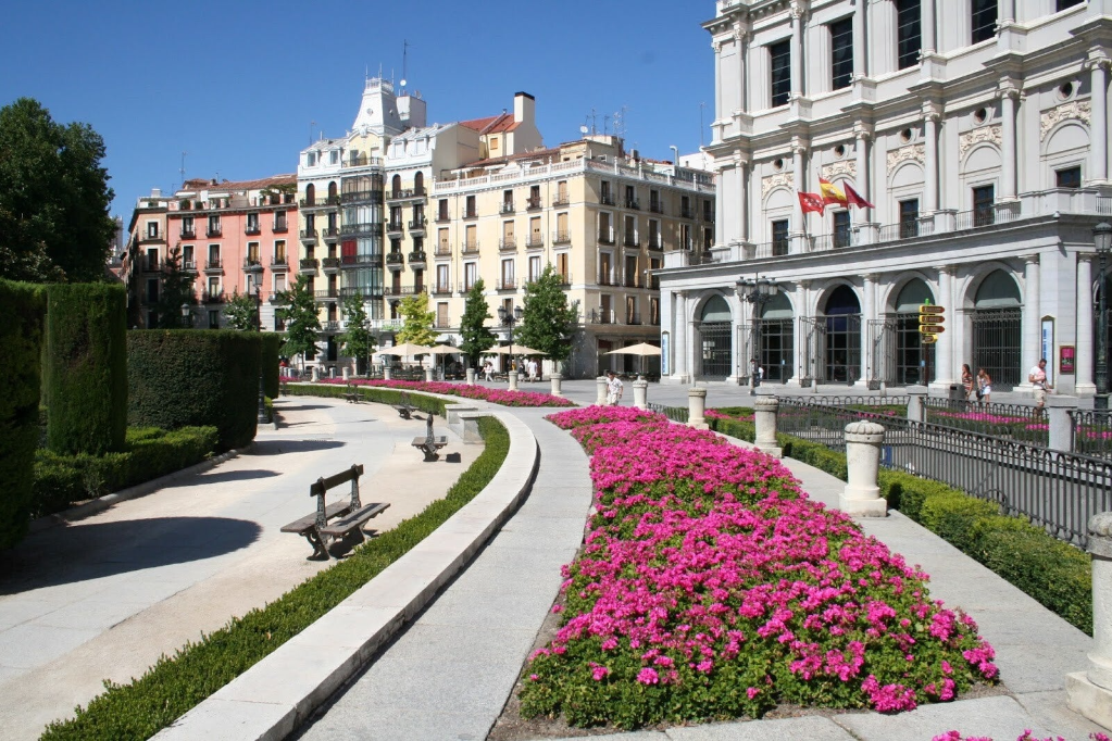 Plaza de Oriente: el gran salón urbano del Madrid monumental