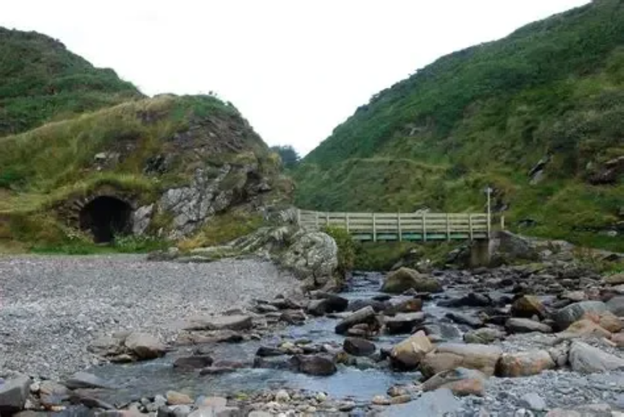 Glen Maye National Glen: Un paseo entre cascadas, helechos y leyendas