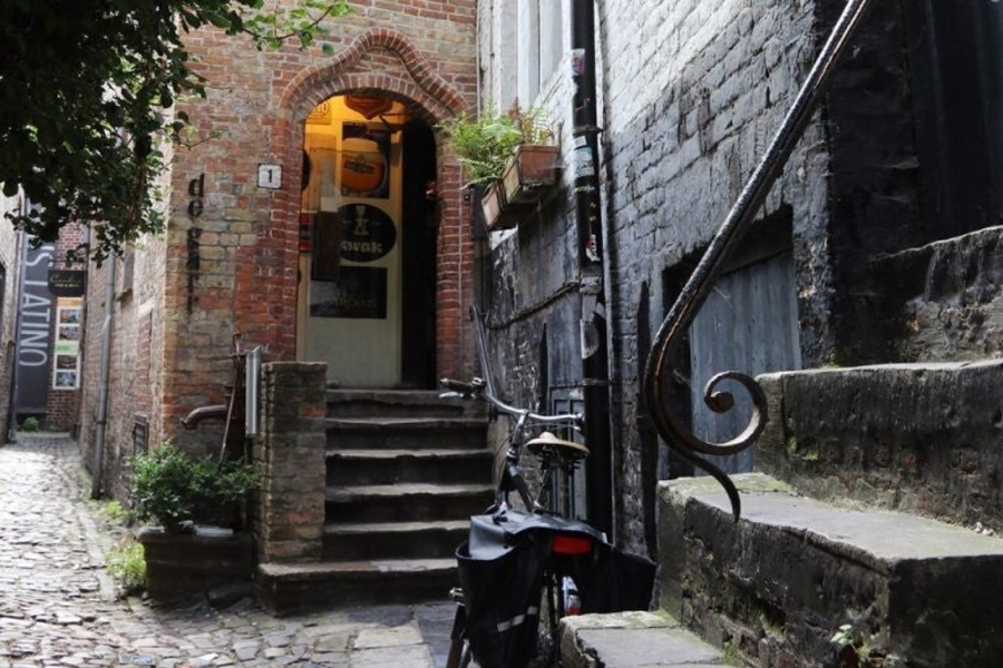 De Garre: la grieta que guarda una joya Ubicada entre la Plaza del Burg y la calle Breidelstraat,