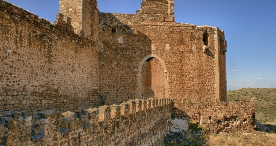 Vista lateral del castillo templario de Montalbán Toledo