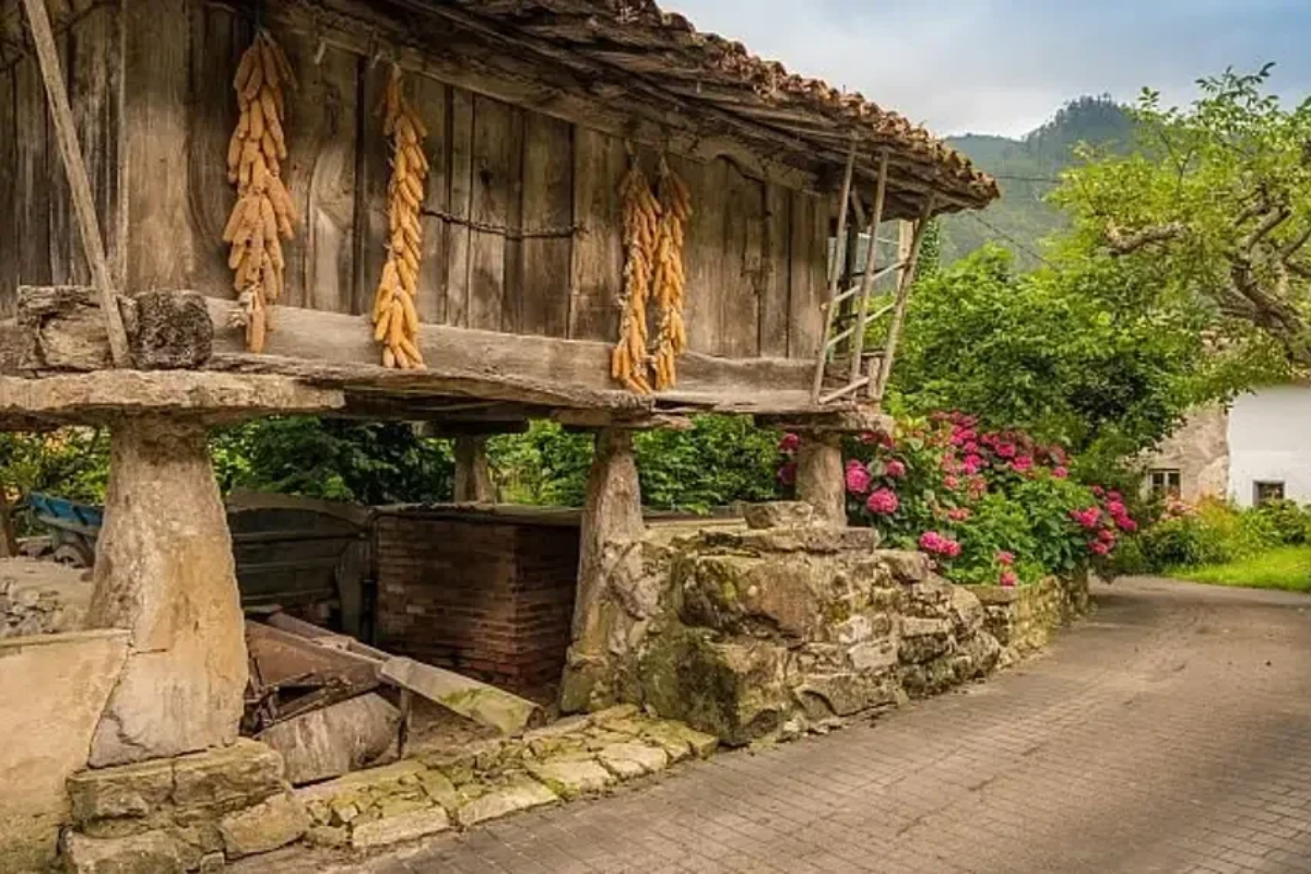 Pueblo Cuevas del Agua, Asturias (Horreo)
