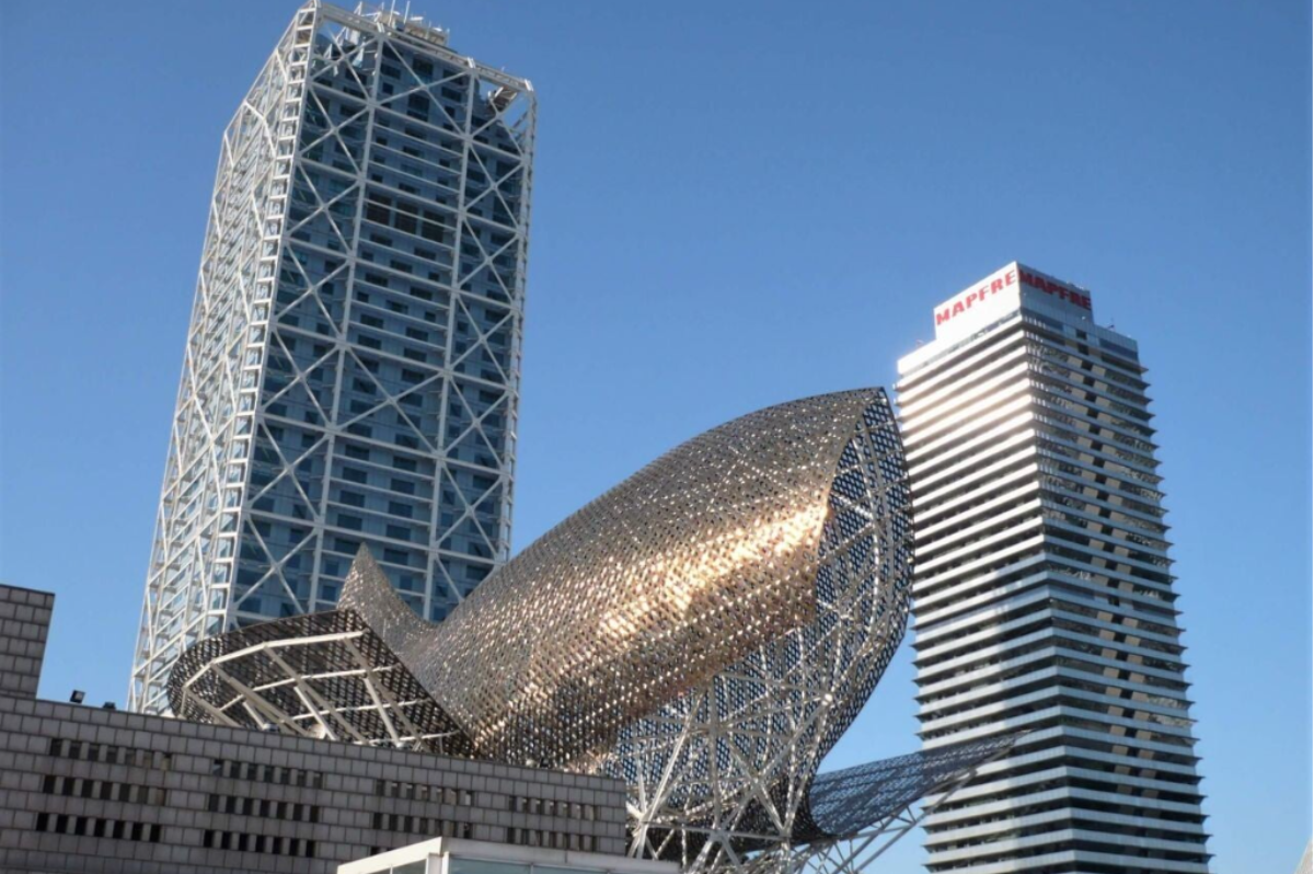Pez dorado” de Frank Gehry y torres en el puerto Olimpico de Barcelona
