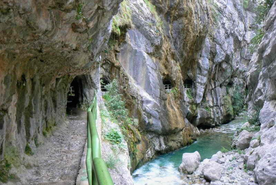 pasadizos escabados en la montaña en la ruta del cares