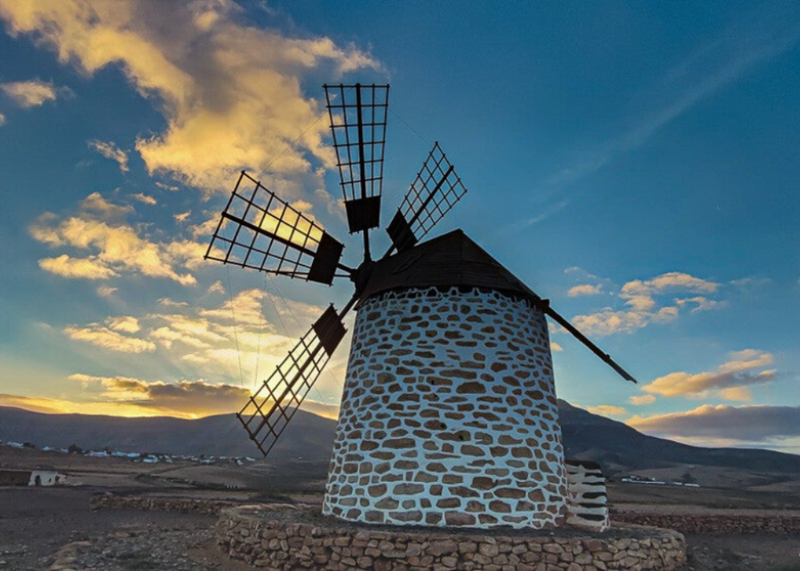 Molinos majoreros: guardianes del viento y la memoria