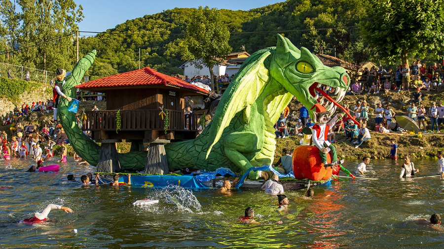 Barco con forma de dragon en el descenso folklorico del nalón