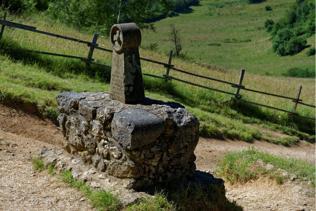 n la llanura, al pie de Montségur, se encendió una gran hoguera. Allí murieron todos.  Ese lugar, hoy marcado por un monumento sencillo, es uno de los puntos más sobrecogedores de toda la ruta cátara.