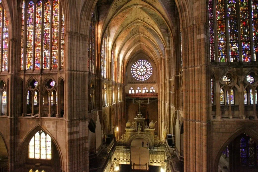 Interior con vista de las vidrieras de la catedral de León