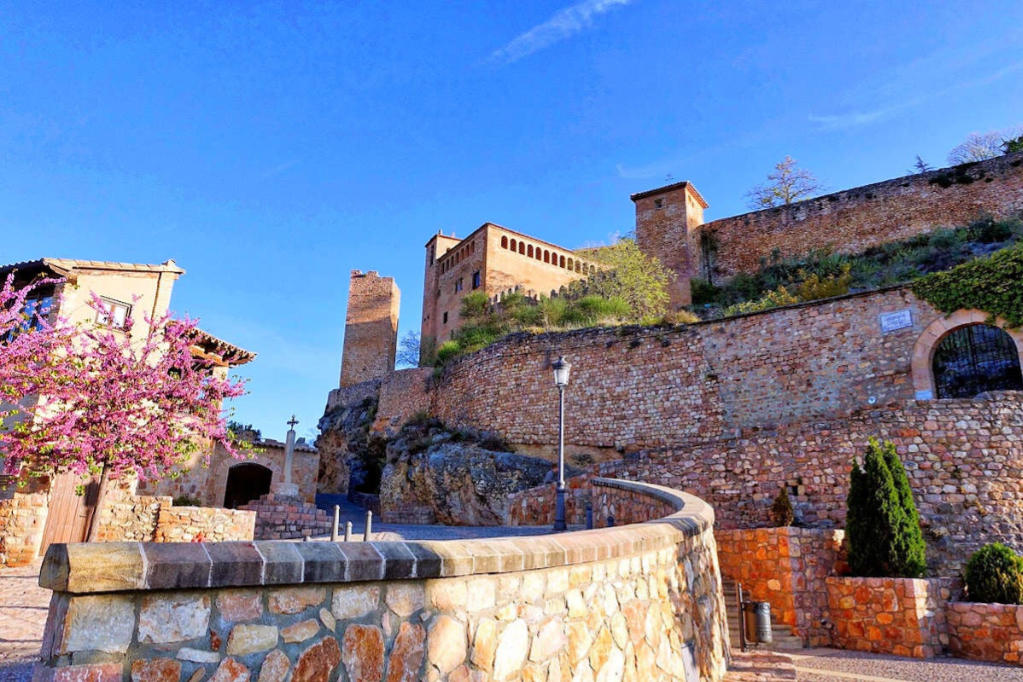 Subida a la Colegita por el casco histórico de Alquezar